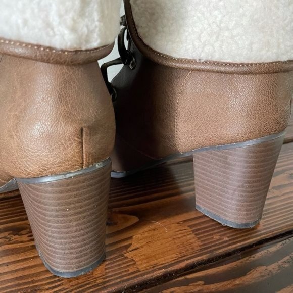 Bethany M🖤ta (Mota) Bootie Heel Lace Up w/ Sherpa Style Detail, size 10 - Picture 12 of 13